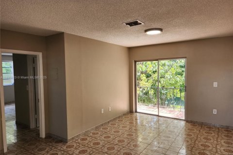 House in Hialeah, Florida 4 bedrooms, 220.64 sq.m. № 1948126 - photo 22