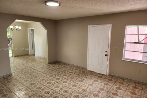 House in Hialeah, Florida 4 bedrooms, 220.64 sq.m. № 1948126 - photo 5