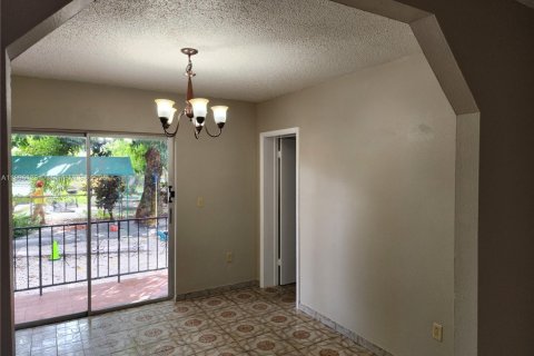 House in Hialeah, Florida 4 bedrooms, 220.64 sq.m. № 1948126 - photo 6