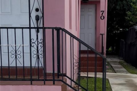 House in Hialeah, Florida 4 bedrooms, 220.64 sq.m. № 1948126 - photo 1