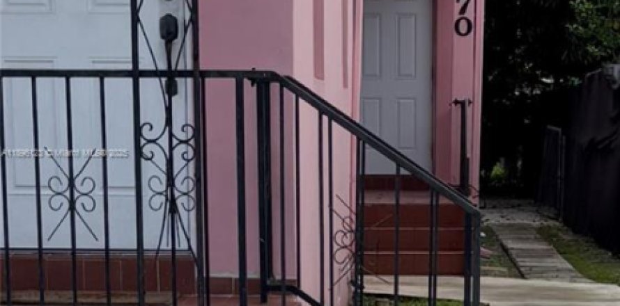 House in Hialeah, Florida 4 bedrooms, 220.64 sq.m. № 1948126