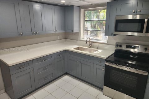 House in Hialeah, Florida 4 bedrooms, 220.64 sq.m. № 1948126 - photo 10