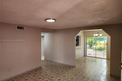 House in Hialeah, Florida 4 bedrooms, 220.64 sq.m. № 1948126 - photo 2