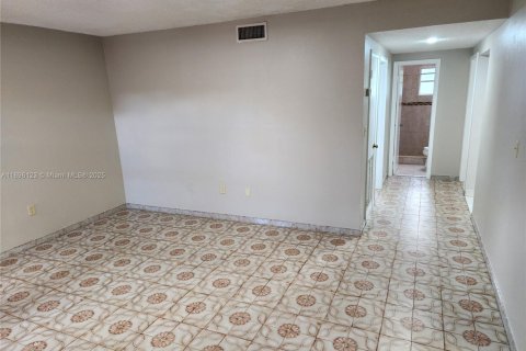House in Hialeah, Florida 4 bedrooms, 220.64 sq.m. № 1948126 - photo 3