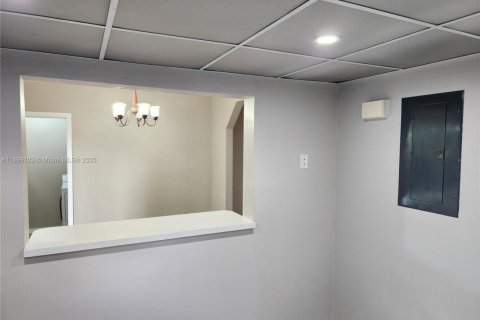 House in Hialeah, Florida 4 bedrooms, 220.64 sq.m. № 1948126 - photo 12