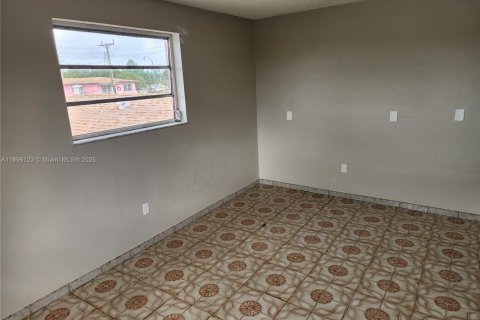 House in Hialeah, Florida 4 bedrooms, 220.64 sq.m. № 1948126 - photo 28