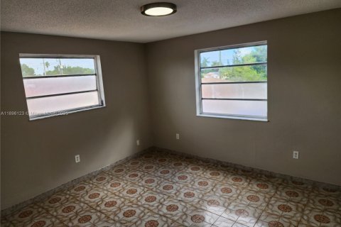 House in Hialeah, Florida 4 bedrooms, 220.64 sq.m. № 1948126 - photo 26