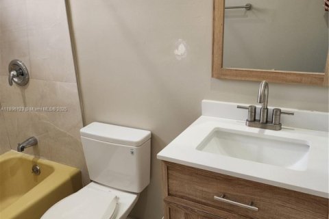 House in Hialeah, Florida 4 bedrooms, 220.64 sq.m. № 1948126 - photo 30