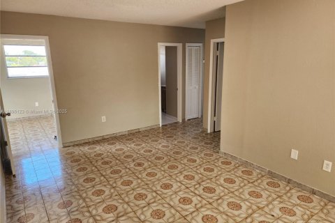 House in Hialeah, Florida 4 bedrooms, 220.64 sq.m. № 1948126 - photo 24