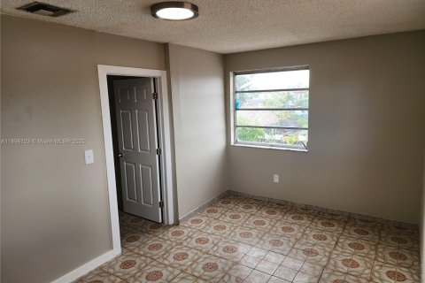 House in Hialeah, Florida 4 bedrooms, 220.64 sq.m. № 1948126 - photo 25