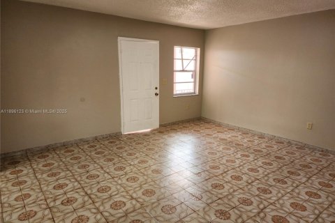 House in Hialeah, Florida 4 bedrooms, 220.64 sq.m. № 1948126 - photo 4
