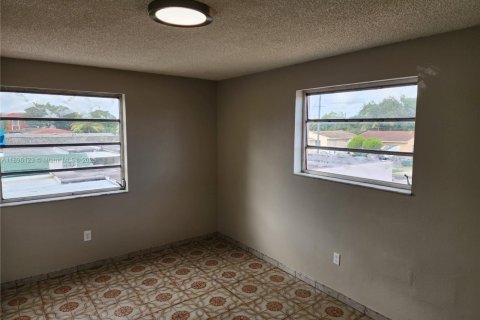 House in Hialeah, Florida 4 bedrooms, 220.64 sq.m. № 1948126 - photo 27