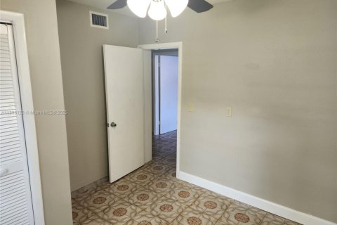 House in Hialeah, Florida 4 bedrooms, 220.64 sq.m. № 1948126 - photo 19