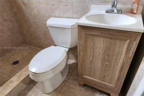 House in Hialeah, Florida 4 bedrooms, 220.64 sq.m. № 1948126 - photo 17