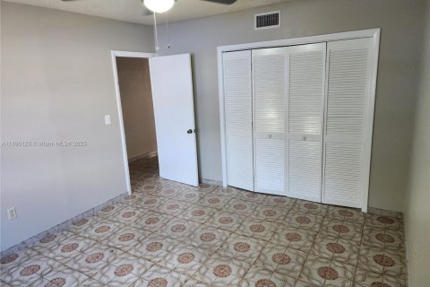 House in Hialeah, Florida 4 bedrooms, 220.64 sq.m. № 1948126 - photo 15