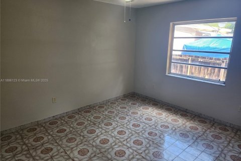 House in Hialeah, Florida 4 bedrooms, 220.64 sq.m. № 1948126 - photo 13