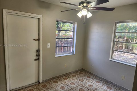 House in Hialeah, Florida 4 bedrooms, 220.64 sq.m. № 1948126 - photo 18