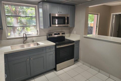 House in Hialeah, Florida 4 bedrooms, 220.64 sq.m. № 1948126 - photo 9