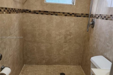 House in Hialeah, Florida 4 bedrooms, 220.64 sq.m. № 1948126 - photo 16