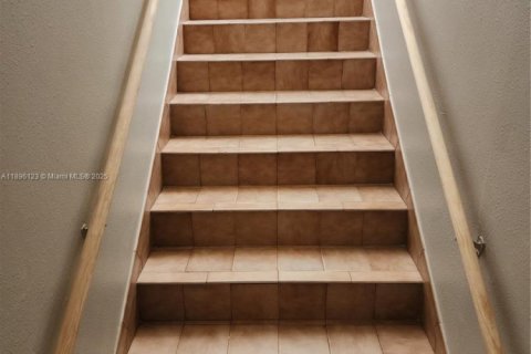 House in Hialeah, Florida 4 bedrooms, 220.64 sq.m. № 1948126 - photo 21