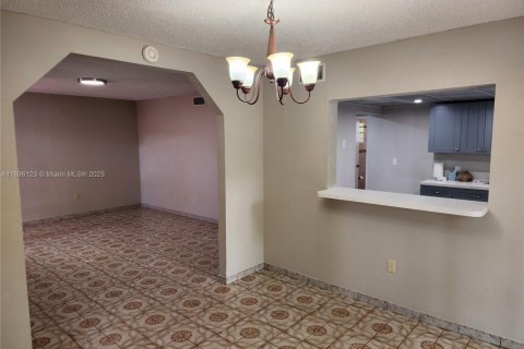 House in Hialeah, Florida 4 bedrooms, 220.64 sq.m. № 1948126 - photo 8