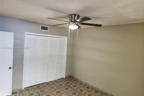 House in Hialeah, Florida 4 bedrooms, 220.64 sq.m. № 1948126 - photo 14