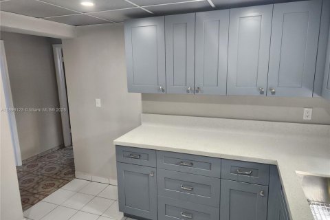 House in Hialeah, Florida 4 bedrooms, 220.64 sq.m. № 1948126 - photo 11