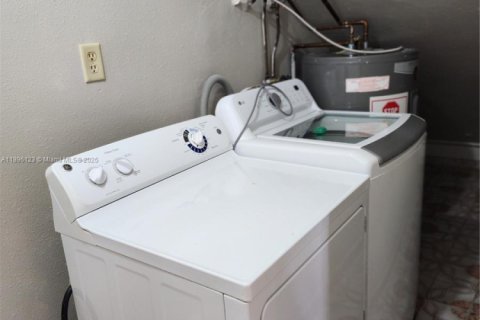 House in Hialeah, Florida 4 bedrooms, 220.64 sq.m. № 1948126 - photo 20