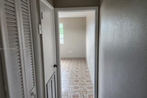 House in Hialeah, Florida 4 bedrooms, 220.64 sq.m. № 1948126 - photo 29