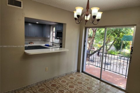 House in Hialeah, Florida 4 bedrooms, 220.64 sq.m. № 1948126 - photo 7