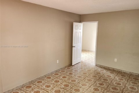 House in Hialeah, Florida 4 bedrooms, 220.64 sq.m. № 1948126 - photo 23