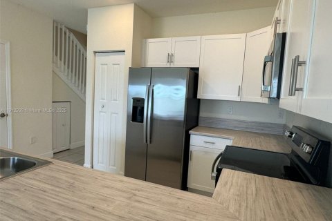 Touwnhouse à vendre à Hialeah, Floride: 3 chambres, 131.18 m2 № 1969273 - photo 13