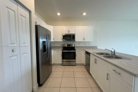 Touwnhouse à vendre à Hialeah, Floride: 3 chambres, 131.18 m2 № 1969273 - photo 12