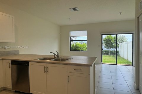 Touwnhouse à vendre à Hialeah, Floride: 3 chambres, 131.18 m2 № 1969273 - photo 14
