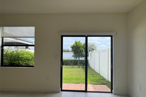 Touwnhouse à vendre à Hialeah, Floride: 3 chambres, 131.18 m2 № 1969273 - photo 2