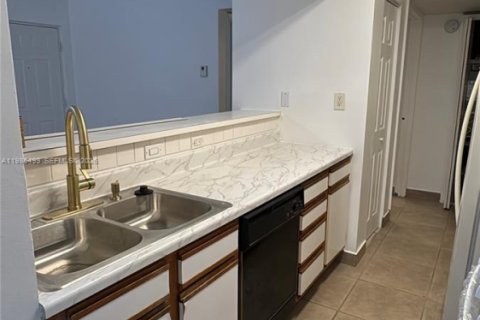 Condominio en alquiler en Miami, Florida, 2 dormitorios, 101.54 m2 № 2049056 - foto 2