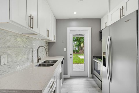 Villa ou maison à vendre à Pompano Beach, Floride: 3 chambres, 82.31 m2 № 2426450 - photo 11