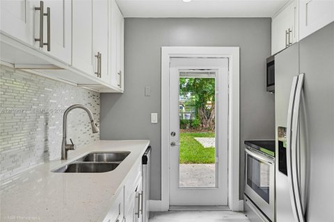 Villa ou maison à vendre à Pompano Beach, Floride: 3 chambres, 82.31 m2 № 2426450 - photo 12