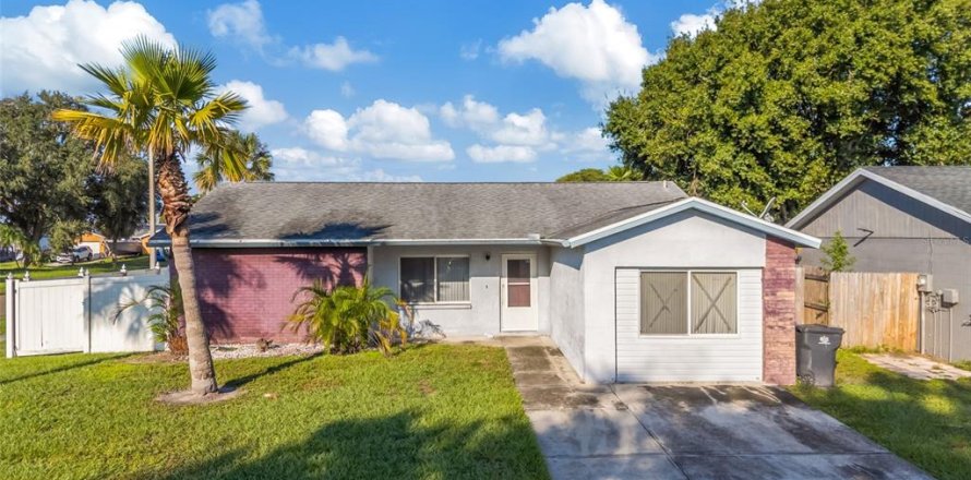 House in Brandon, Florida 3 bedrooms, 137.96 sq.m. № 2416234