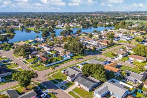 House in Brandon, Florida 3 bedrooms, 137.96 sq.m. № 2416234 - photo 9