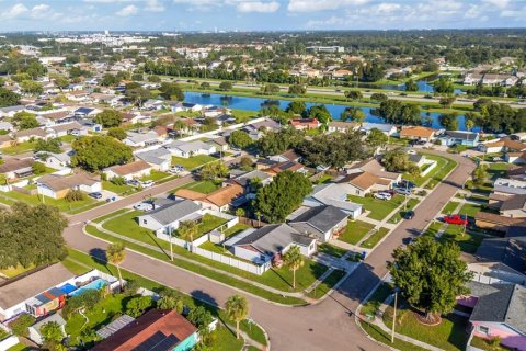 House in Brandon, Florida 3 bedrooms, 137.96 sq.m. № 2416234 - photo 6