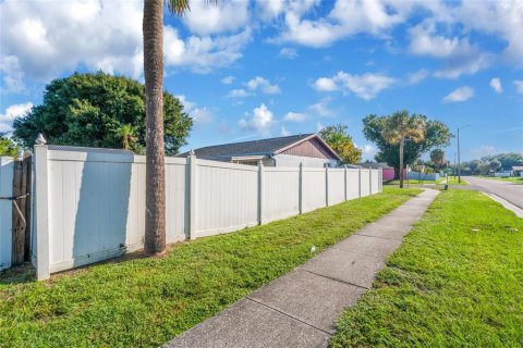 House in Brandon, Florida 3 bedrooms, 137.96 sq.m. № 2416234 - photo 19
