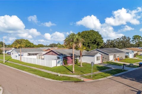House in Brandon, Florida 3 bedrooms, 137.96 sq.m. № 2416234 - photo 12