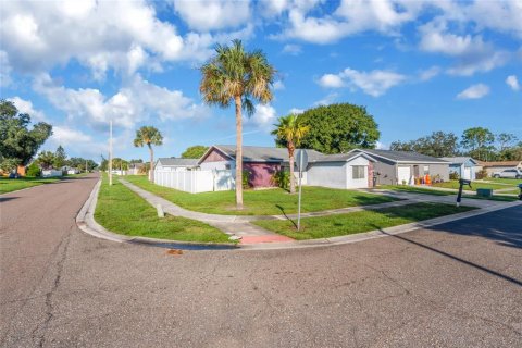 House in Brandon, Florida 3 bedrooms, 137.96 sq.m. № 2416234 - photo 15