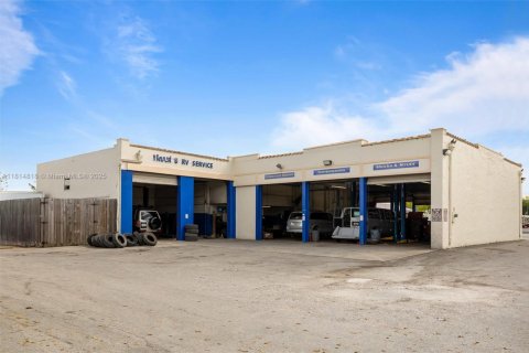 Commercial property in Homestead, Florida № 1766504 - photo 1