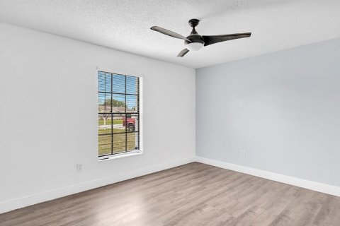Villa ou maison à vendre à Deltona, Floride: 3 chambres, 144.56 m2 № 2284440 - photo 16