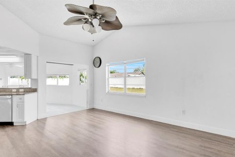 Villa ou maison à vendre à Deltona, Floride: 3 chambres, 144.56 m2 № 2284440 - photo 11