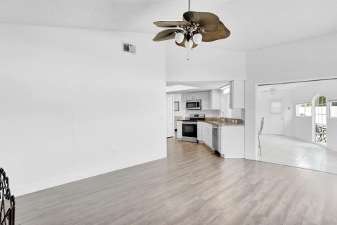 Villa ou maison à vendre à Deltona, Floride: 3 chambres, 144.56 m2 № 2284440 - photo 12