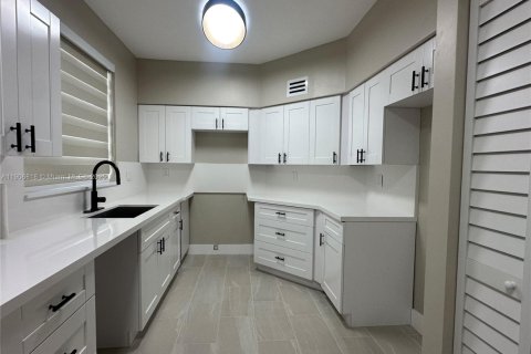 Снять в аренду кондоминиум в Майами-Лейкс, Флорида 3 спальни, 141.68м2, № 1963284 - фото 2