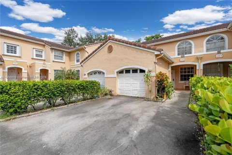 Снять в аренду кондоминиум в Майами-Лейкс, Флорида 3 спальни, 141.68м2, № 1963284 - фото 1